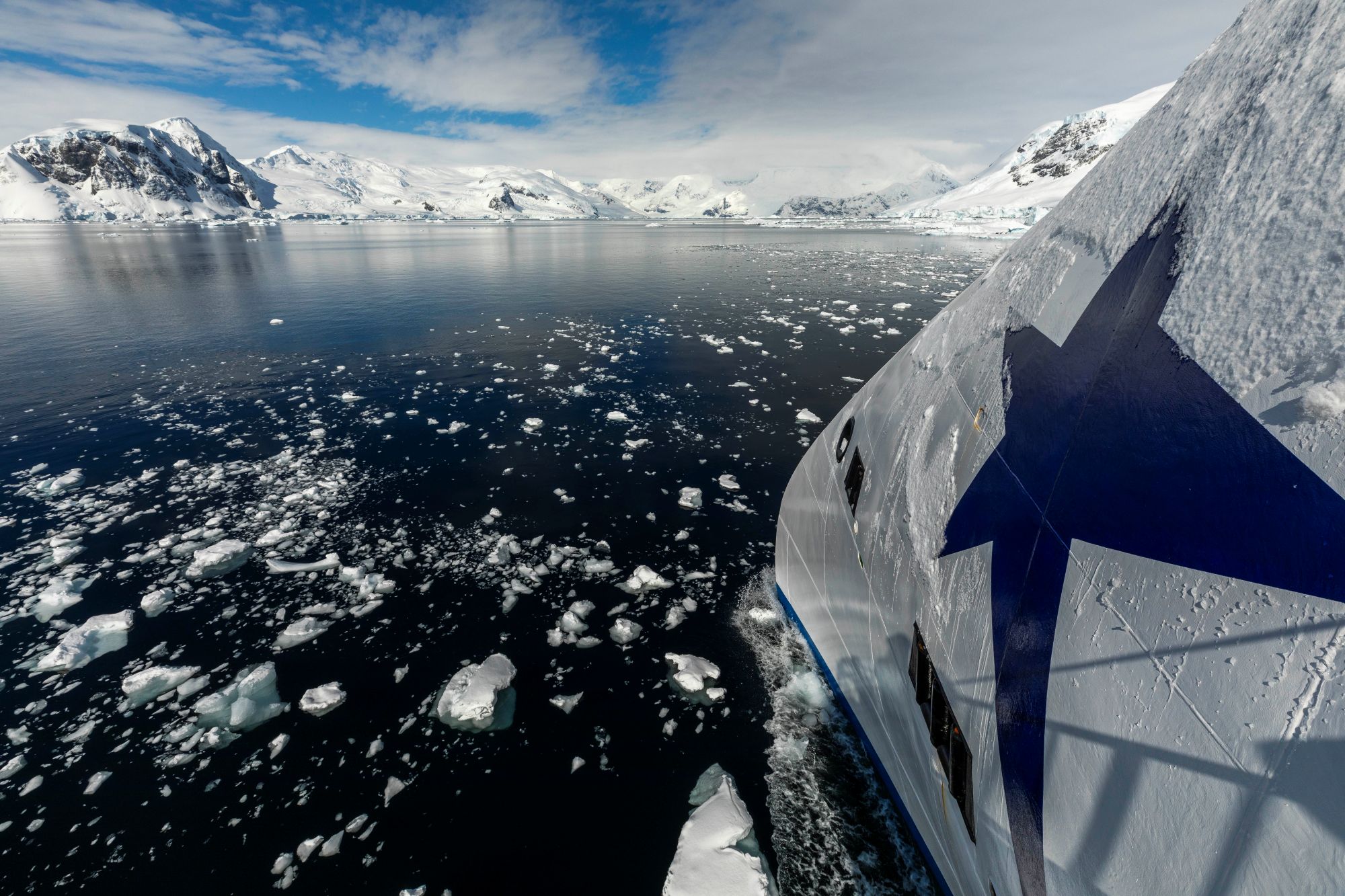 Polarkreuzfahrt mit der Greg Mortimer: Kleine Expeditionsgruppe, intensive Landgänge, moderne Technik und inspirierende Reisen in Arktis oder Antarktis.