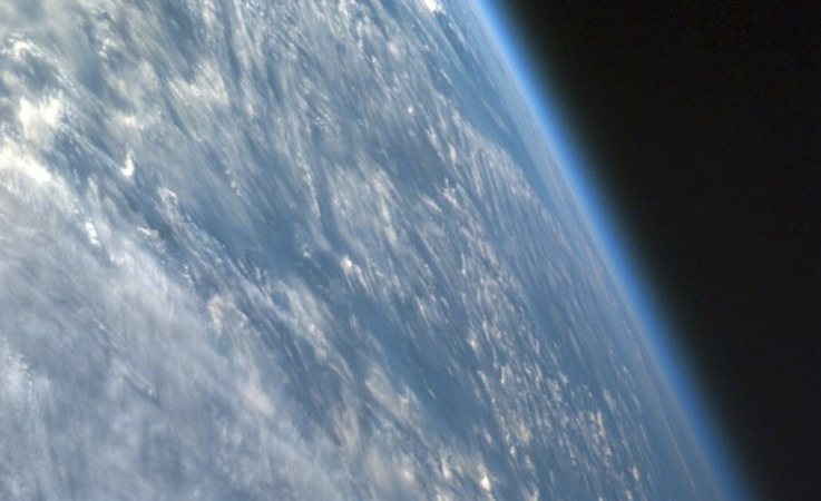 Die Atmosphu00e4re ist nur ein du00fcnner Film, wenn man die Erde vom Weltall aus betrachtet. Die
