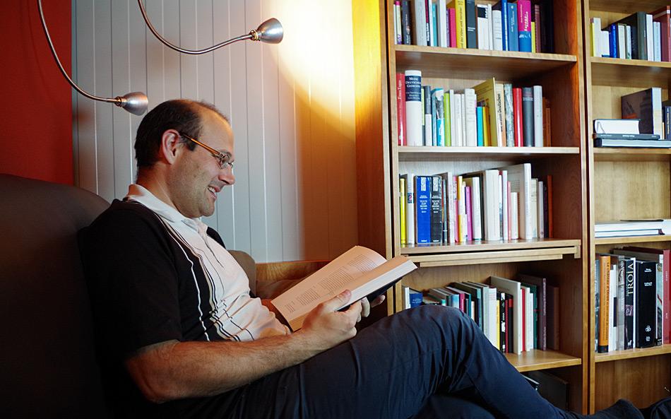 Elektroniker Jens-Peter Biethan in der Bibliothek. Er gehört zum diesjährigen Überwinterungsteam an der Neumayer-Station III. Foto: AWI, Bremerhaven