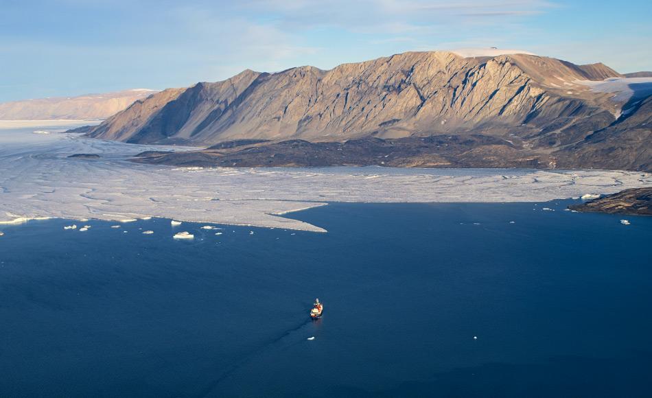 Hierher hat es noch kein Forschungsschiff geschafft. Polarstern vor der Kalbungsfront des 79°-Nord-Gletschers im Nordosten Grönlands. Foto: Nat Wilson