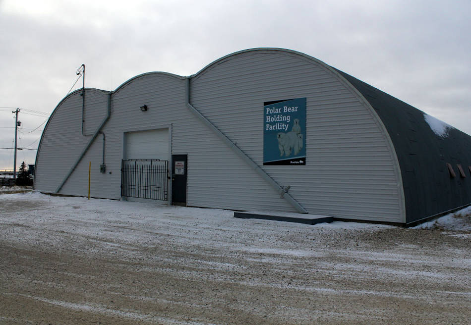 Das weltweit einzige Eisbärengefängnis in Churchill, Manitoba. Hier warten die „Problembären“ darauf, bis sie wieder ausgesetzt werden. (Bild: Emma / Flickr CC BY 2.0)