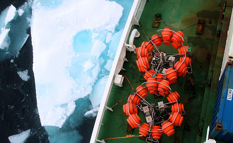 Zwei Tiefsee-Lander, die am HAUSGARTEN-Langzeitobservatorium einge&shy;setzt werden sollen, warten an Bord Polarsterns auf ihren Einsatz. Foto: AWI, Sebastian Menze