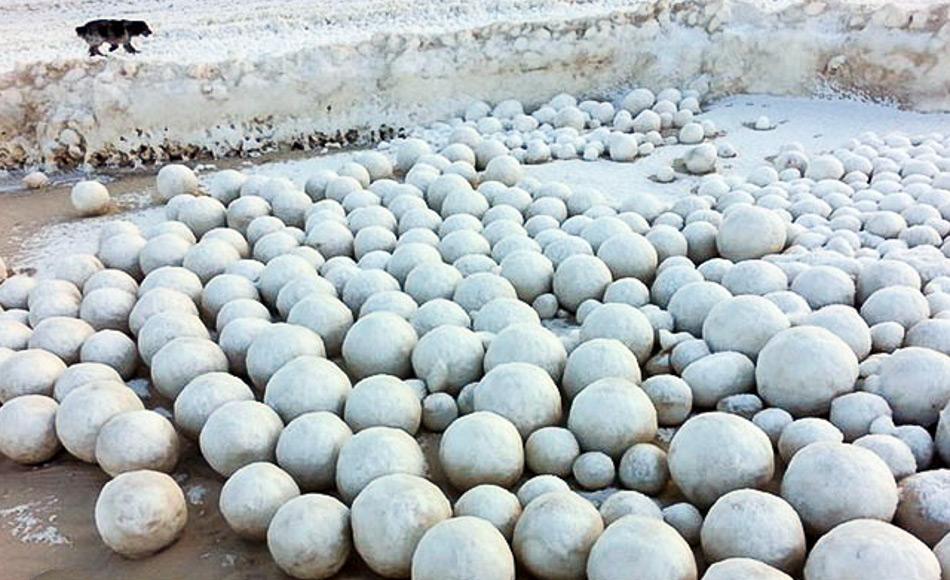 Gigantische geheimnisvolle Schneebälle sind an der Küste Sibiriens aufgetaucht